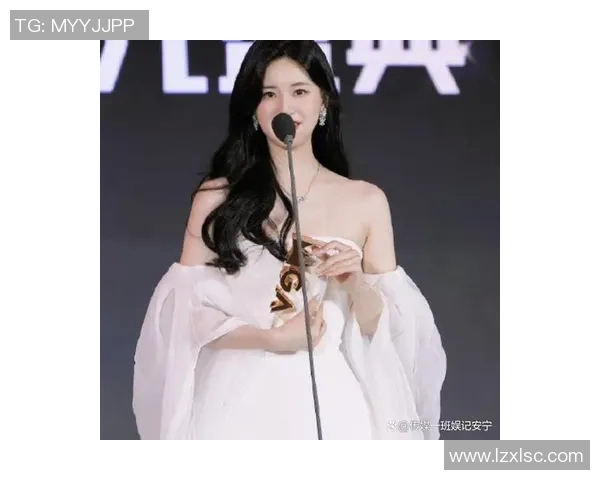 足球明星妻子红毯风采尽显魅力与优雅引领时尚潮流