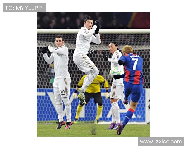 足球明星理发全过程揭秘从剪发到造型的精彩瞬间分享