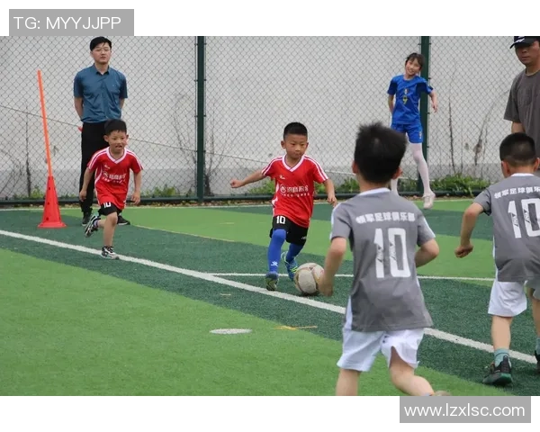 抖音平台上那些备受欢迎的足球明星与他们的精彩瞬间